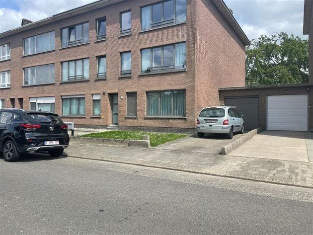 VERHUURD - Gelijkvloers 2 slpk appartement met garage, oprit en zonnige tuin!
