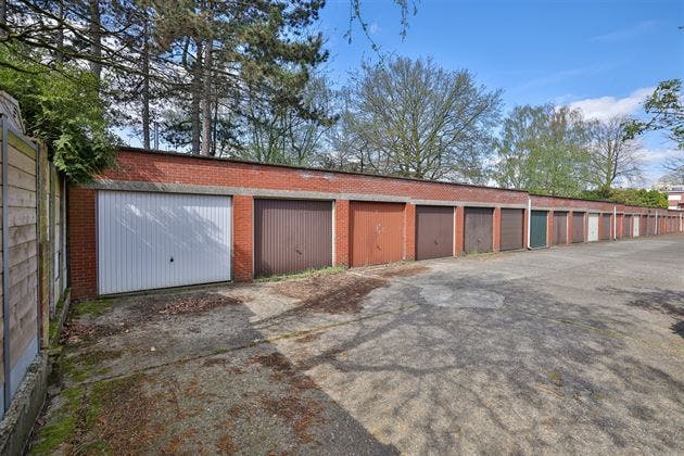 Ruime garagebox te koop in Vogeltjeswijk.